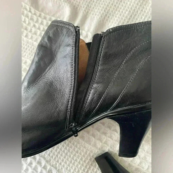 Sofft Black Leather Ankle Booties Heeled Size 9W Women’s Boots Almond Toe 90s - Picture 7 of 10